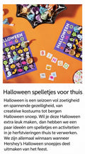 Halloween-bingokaarten op een oranje ondergrond met verspreide chocolade-eitjes.