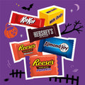 Grafische illustratie van Halloween-snoep zoals KitKat, Reese's en Almond Joy op een paarse achtergrond.