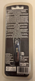 Zilverkleurige Wilkinson Sword nagelknipper met 'Wilkinson Sword' logo op de achterkant van een blisterverpakking met tekst.